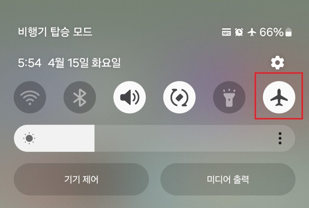 일전 포스팅에서 키워드 알림 설정을 통해 단톡방이나 오픈톡방을 꺼 두더라도 내가 설정해 둔 단어가 언급되면 카톡이 울리도록 설정하는 방법에 대해 소개해드렸는데요.
오늘 포스팅에서는 카카오톡을 숫자 1이 없어지지 않도록 몰래 확인하는 방법에 대해 소개해보도록 하겠습니다